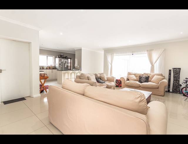 3 BEDROOM FREEHOLD RENTED IN PARKLANDS NORTH